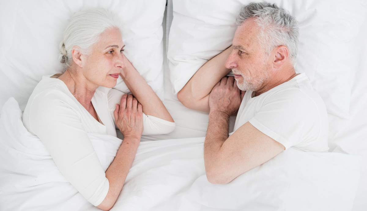 Älteres Paar im Bett
